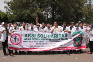 Prodi Ilmu Penyakit Jantung turut serta dalam aksi solidaritas dokter nasional, menuntut pembebasan dr. Ayu, SpOG